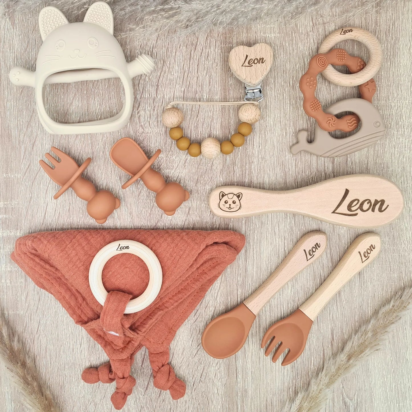 Kit naissance personnalisé couleur terracotta avec prénom Leon incluant anneau dentition, brosse cheveux bois et accessoires repas