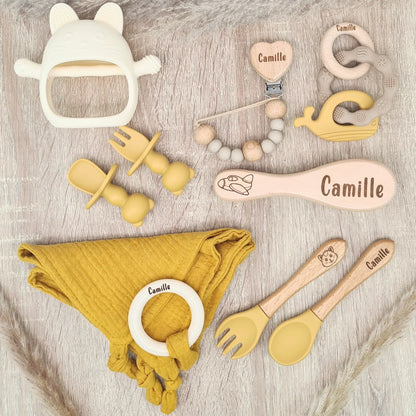 Set naissance personnalisé jaune moutarde Camille comprenant teething ring, brosse bébé gravée et couverts apprentissage