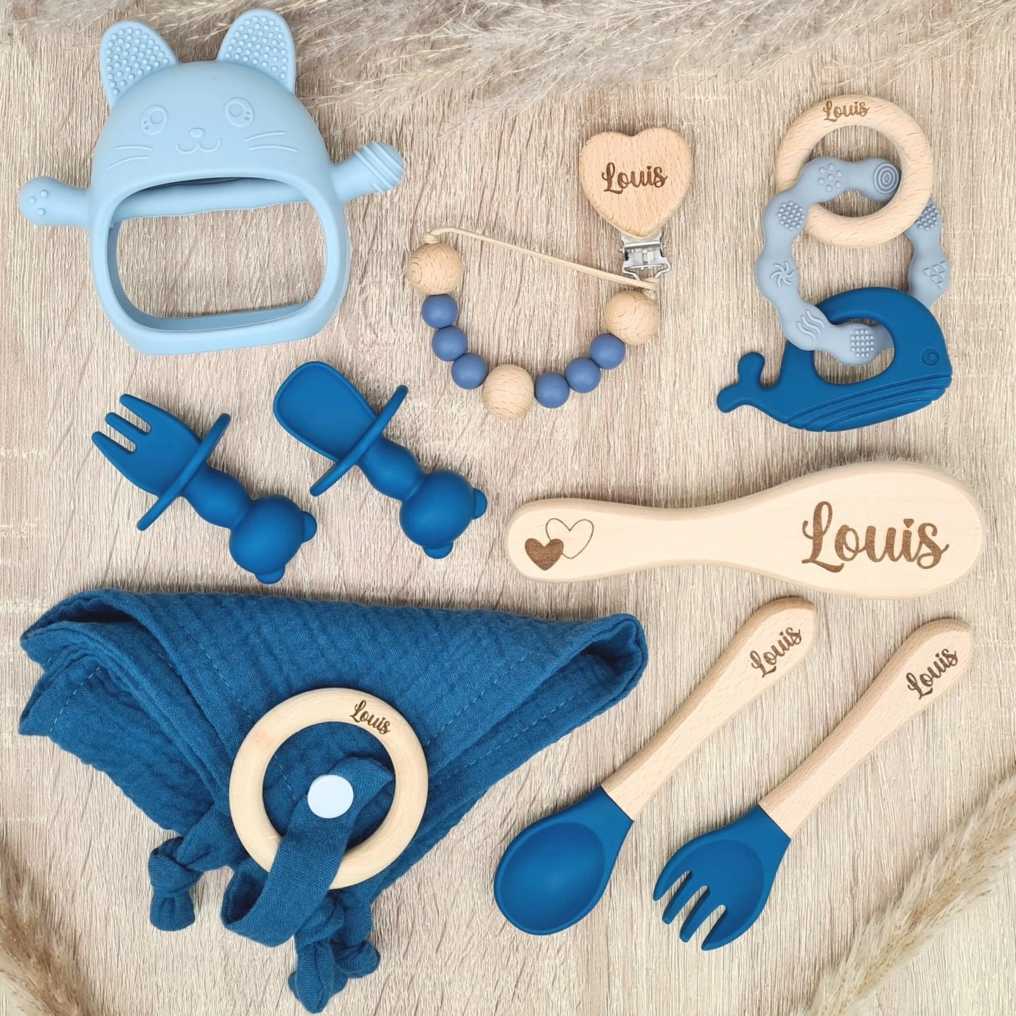 Ensemble naissance personnalisé bleu pour bébé Louis avec teething toys, attache tétine bois, lange coton et couverts silicone