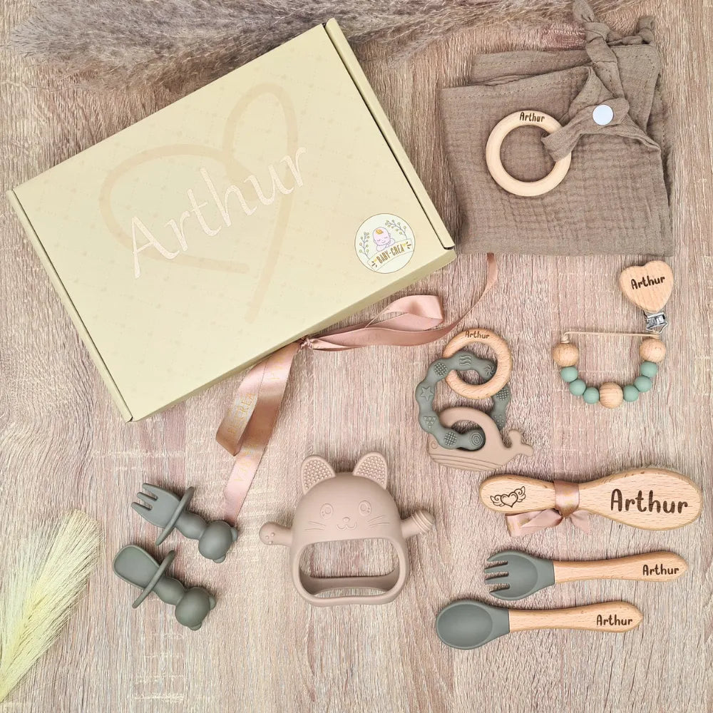 Coffret naissance vert personnalisé avec prénom, attache tétine et anneau dentition bébé – coffret cadeau naissance unique.