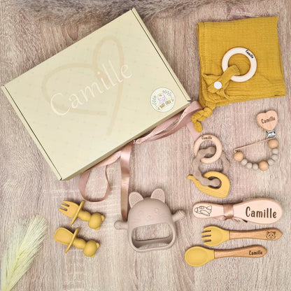 Coffret souvenir bébé personnalisé jaune avec prénom, attache tétine, anneau de dentition et couverts bébé – cadeau de naissance original.