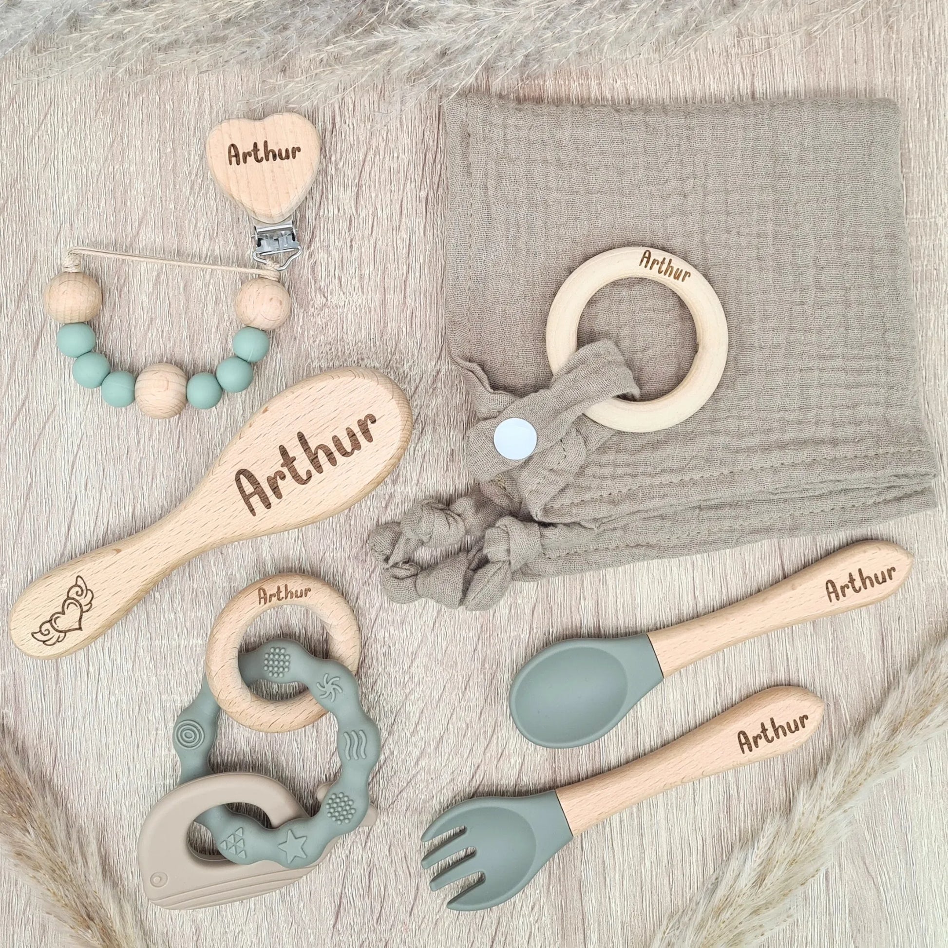 Coffret naissance personnalisé vert menthe Arthur avec pacifier clip, lange coton bio et couverts silicone bébé