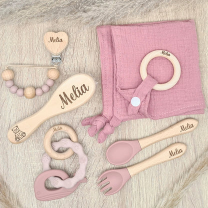 Ensemble naissance personnalisé rose Melia avec teething ring, pacifier clip perles naturelles et muslin blanket coton