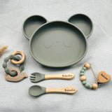 Set repas bébé vert olive personnalisé avec prénom, assiette en forme de panda, jouet sensoriel et attache tétine bois.
